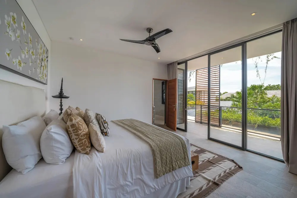 Villa Vida Mira - Elegant 4BR Beachside Villa in Canggu