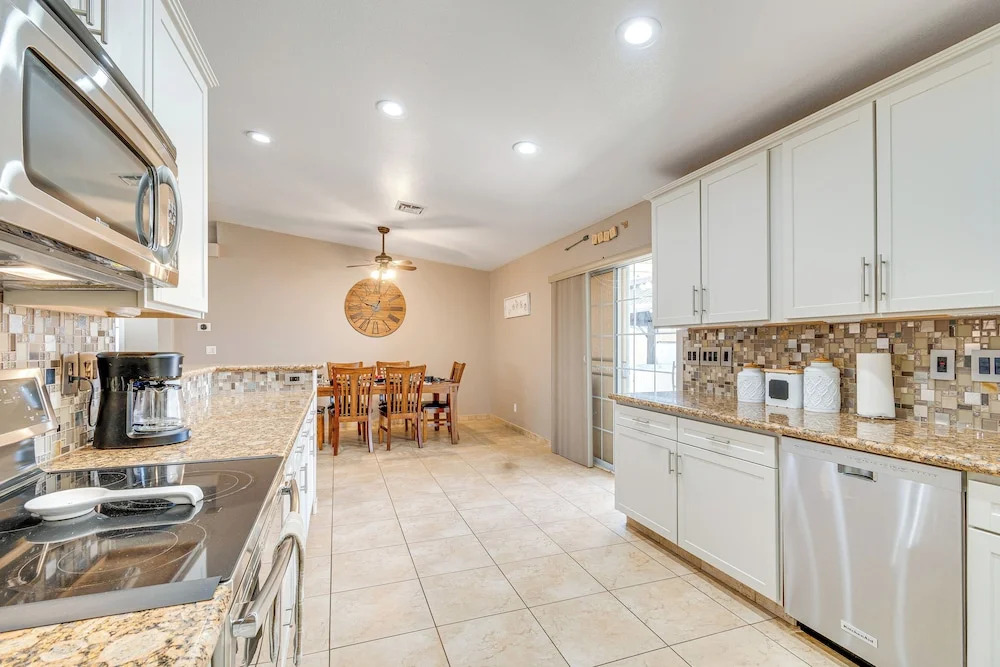 Lake Havasu City Escape: Patio, Pool + Grill!