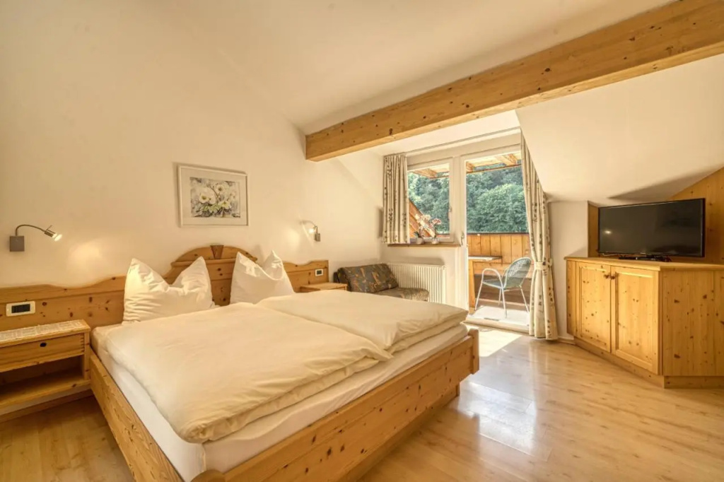 Kreuzwegerhof Nals - Apartments with Pool and Air Conditioning near Merano & Bolzano