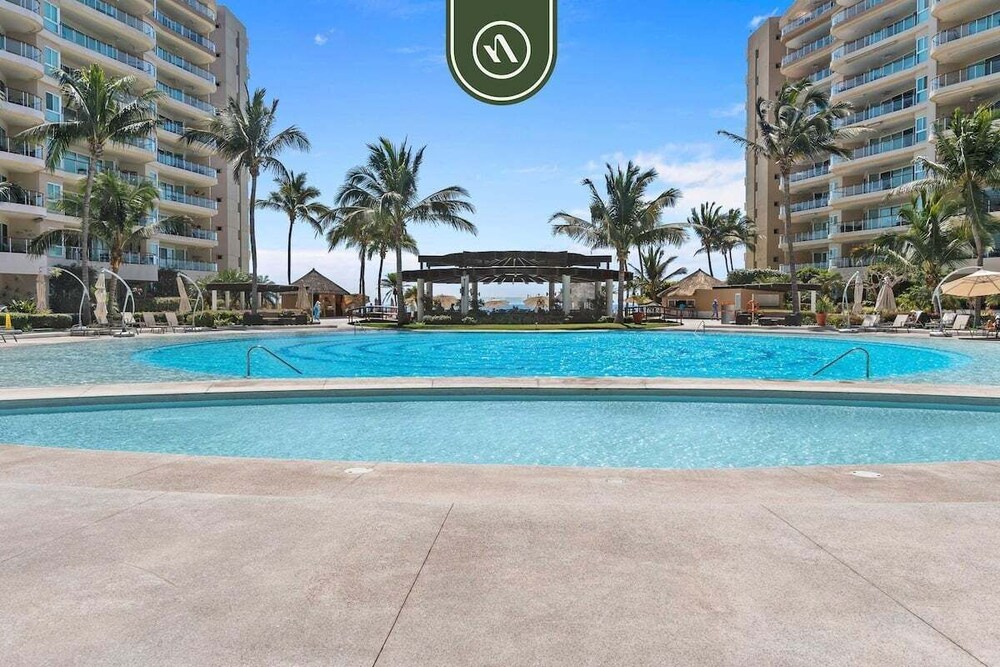 Oceanfront 2 BR Condo - Beach - Restaurant - Gym