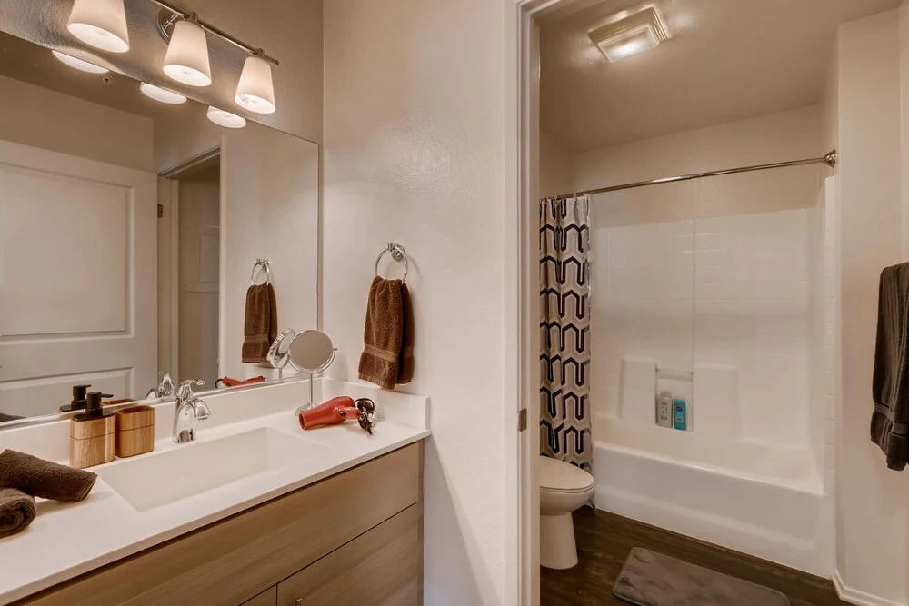 H2 -NEW Gorgeous Downtown San Diego 1 Bedroom + Upstairs Bedroom Loft!