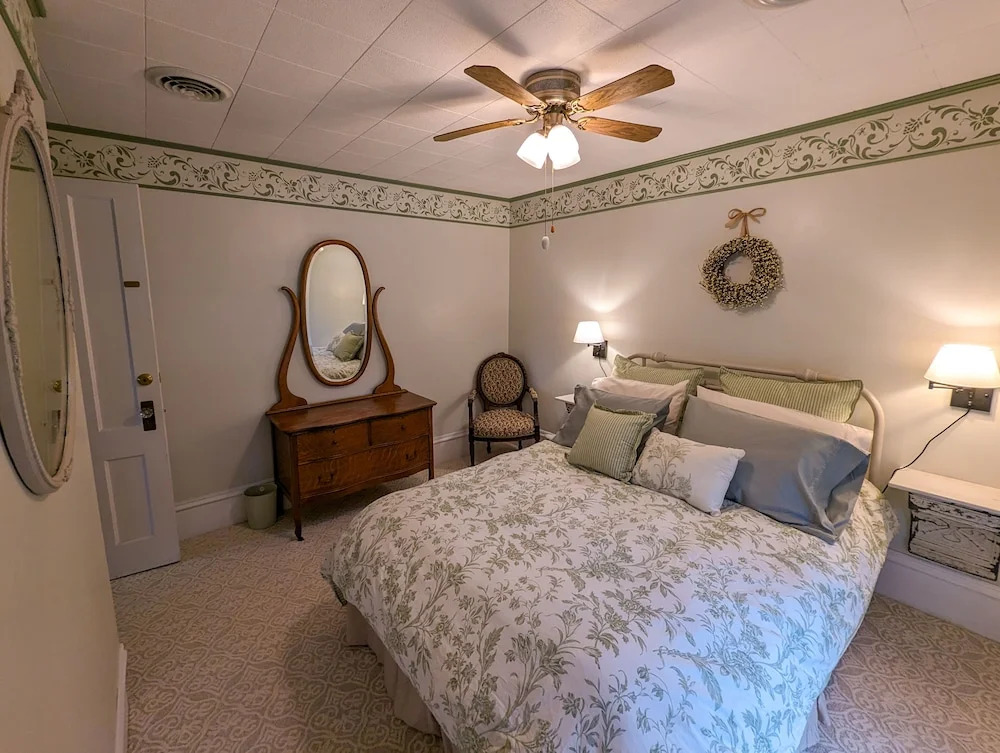Hudson Manor Bed & Breakfast
