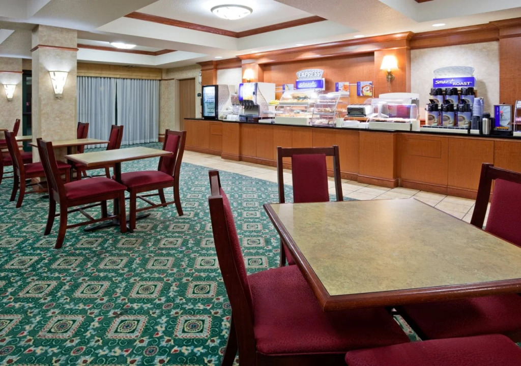 Holiday Inn Express Hotel & Suites Milwaukee-New Berlin by IHG