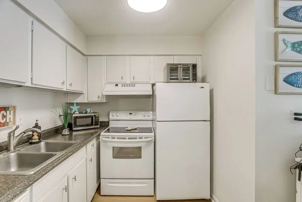 Condo w/ Amazing Amenities: 1 Mi to Beach!