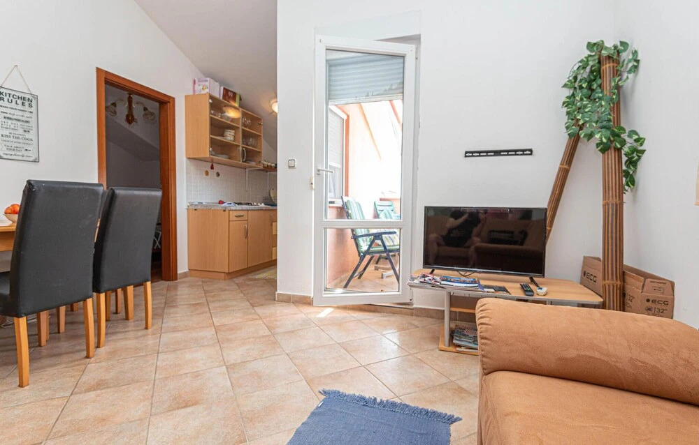 Stunning Apartment in Srima With 1 Bedrooms and Wifi
