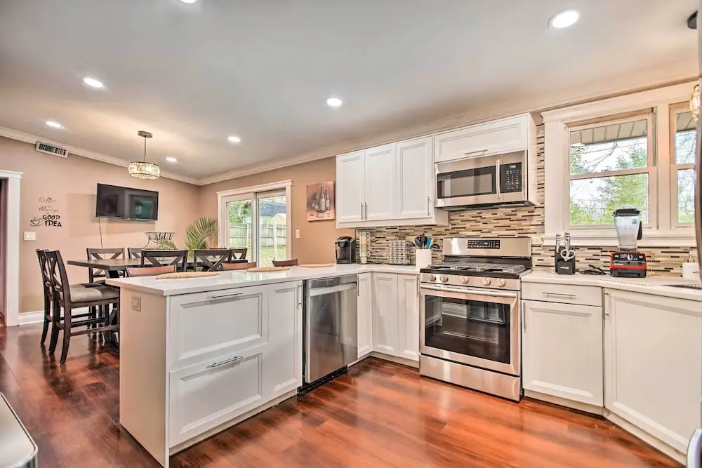 Fenced Yard: Fox River Grove Home, Dogs Welcome