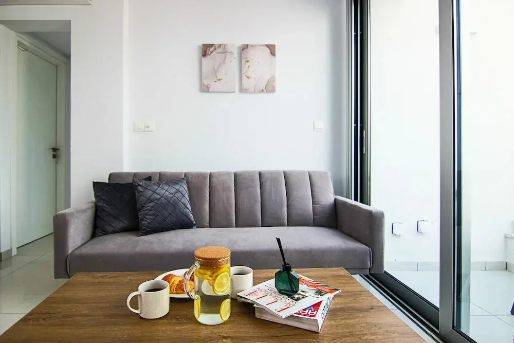 Phaedrus Living: Seaside Executive Flat Harbour 201
