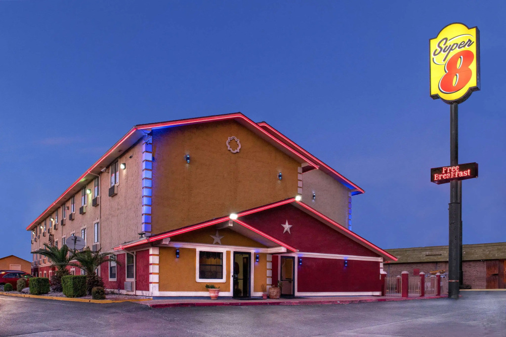 Super 8 by Wyndham San Antonio/I-35 North