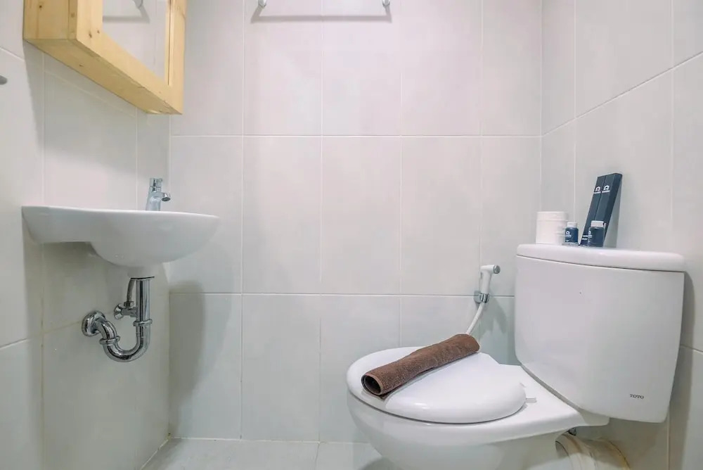 Comfort 1BR Apartment at Evenciio Margonda By Travelio