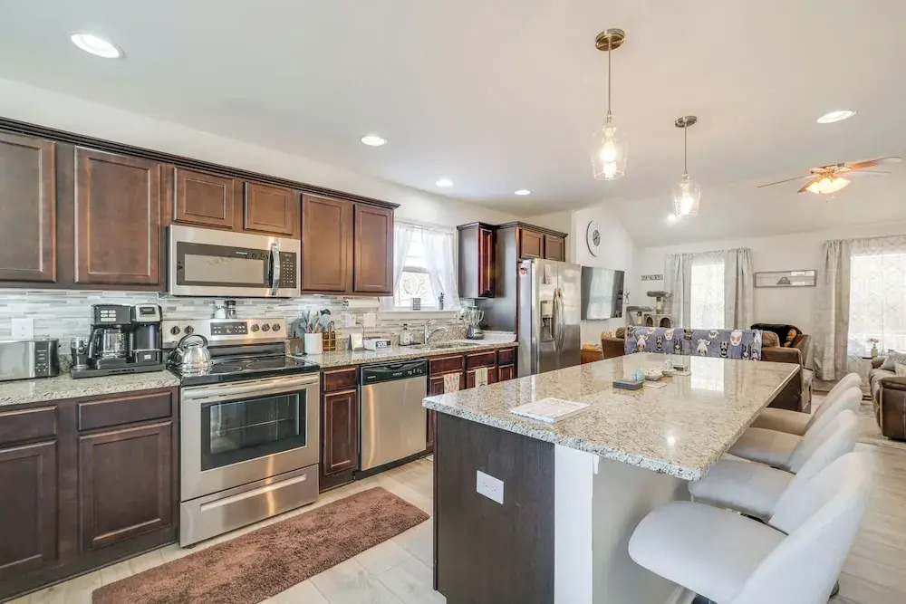 1 Mi to Colonial Beach Boardwalk: Home w/ Fire Pit