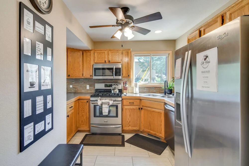 Fireplace & Mtn Views: Estes Park Home w/ Deck!