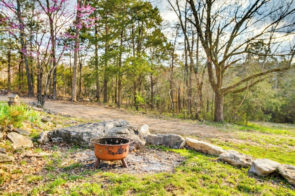 Henderson Cabin w/ Deck & Scenic Lake Views!