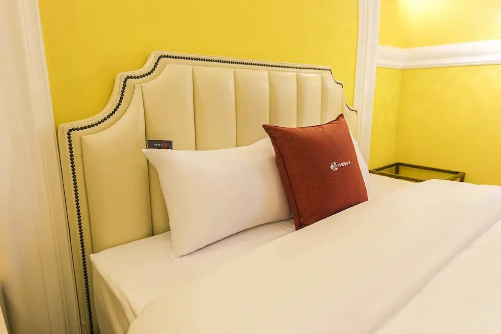 Lerocherrouge Hotel