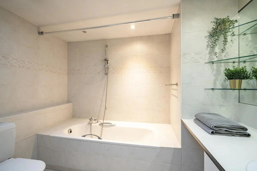Deluxe Capital Street Stay for 12