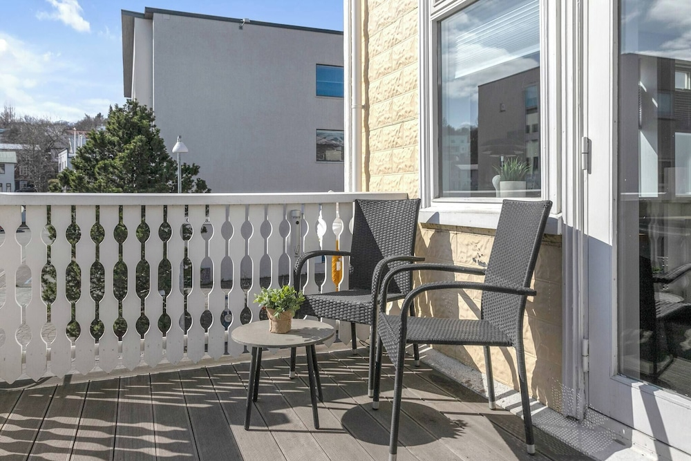 Nice two Bedroom, Downtown Apartment With Balcony