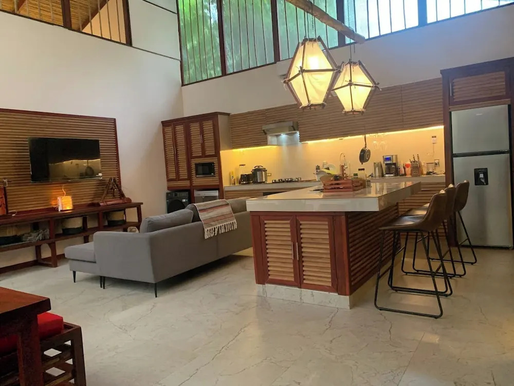 Uva Blue Villas - Pool House - AC, 3 Ensuite bedrooms, 8 guests, Koi Fish Pond