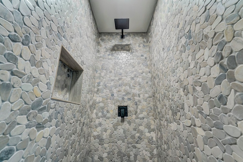 4925 Pike Unit2
