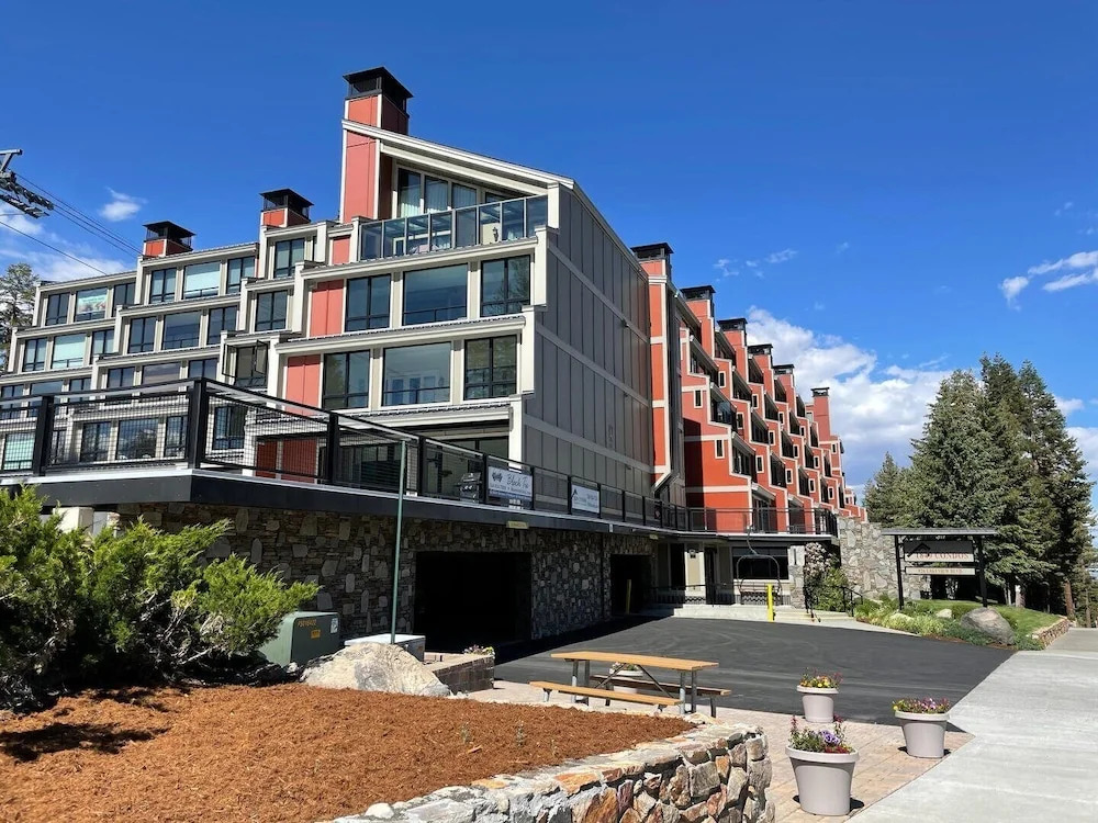 Beautifully Remodeled Condo Close Hot Tubs, Sauna, Skiing, Car Charging! by RedAwning