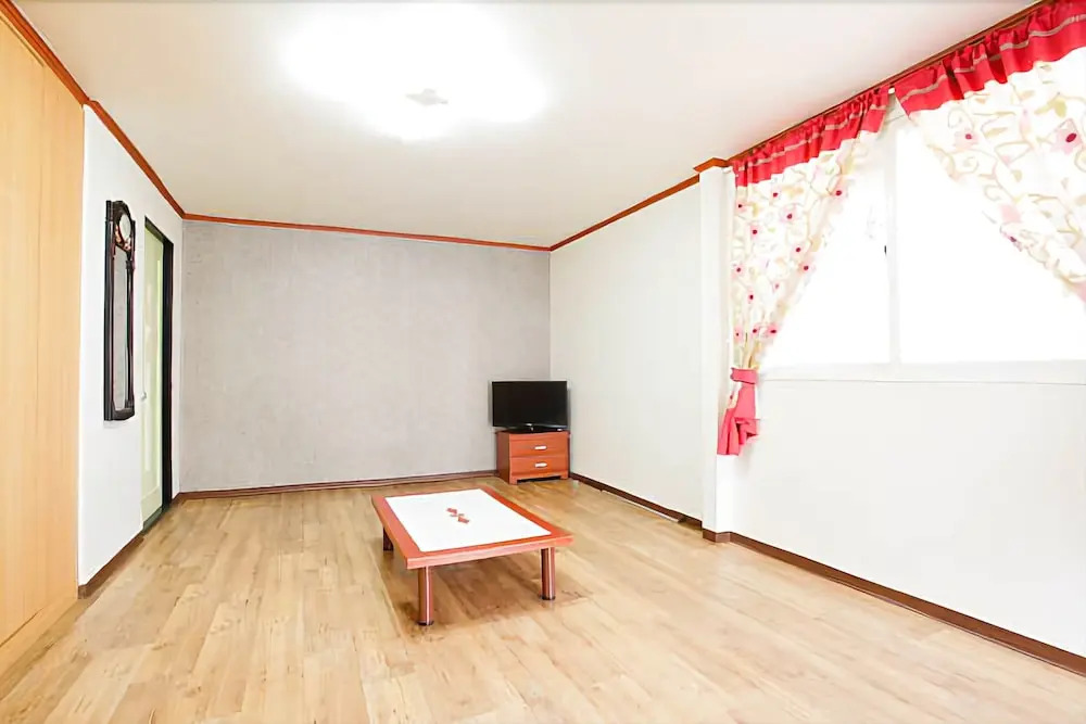 Hoengseong White House Pension