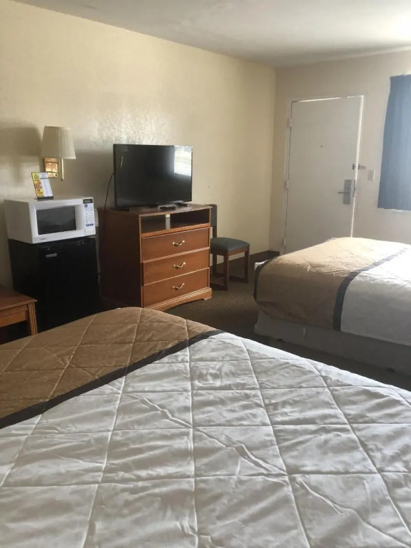 Hole Inn the Wall Hotel - Fort Walton Beach - Sunset Plaza - nearby Beaches & Hurlburt