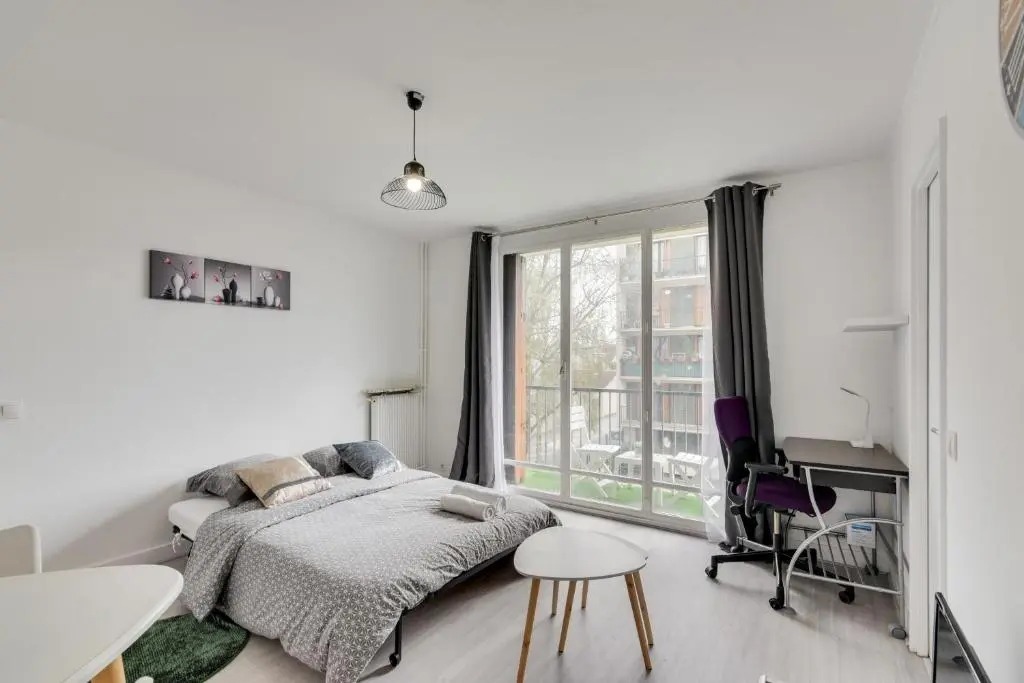 Budget apart with balcony near Paris