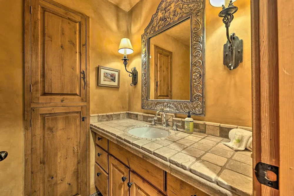 Luxe Sun Valley Retreat w/ Hot Tub, 3 Mi to Resort
