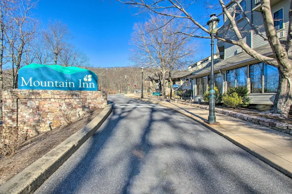 Snug Wintergreen Resort Studio: Ski In & Out!