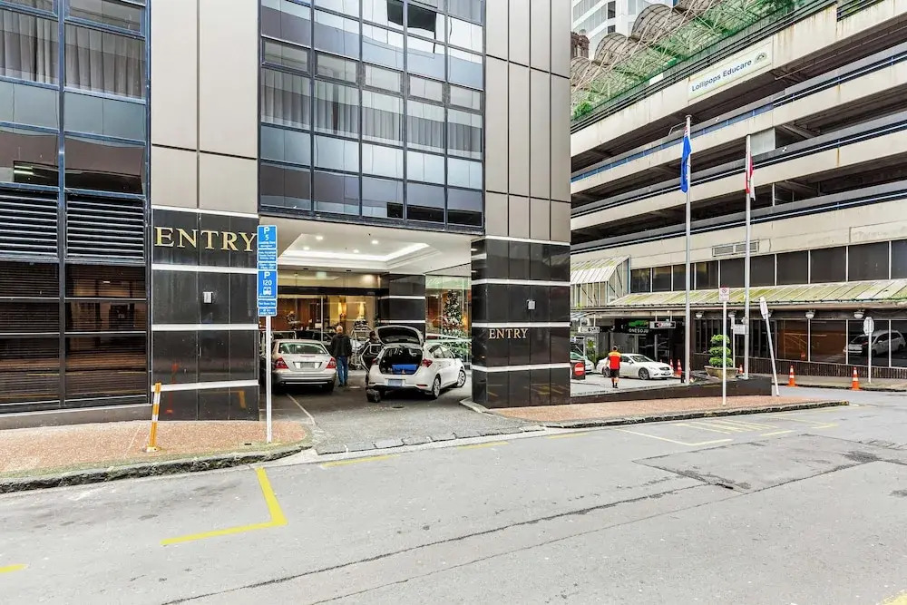 City Getaway 1BR Apt w Pool & Gym I Zodiak Stays