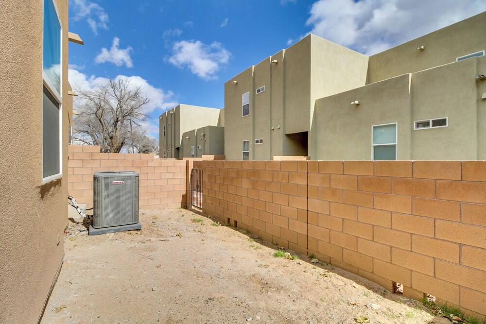 3 Mi to Old Town: Albuquerque Townhome w/ Yard!