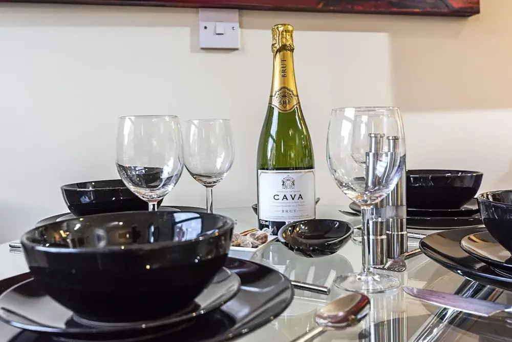 Incredible Light Filled Studio Apartment + Free Parking Sleeps 4
