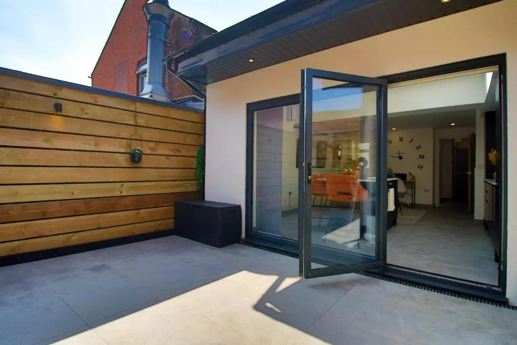 NEW Spacious 2 Bed Getaway - Private Courtyard! - Underfloor Heating
