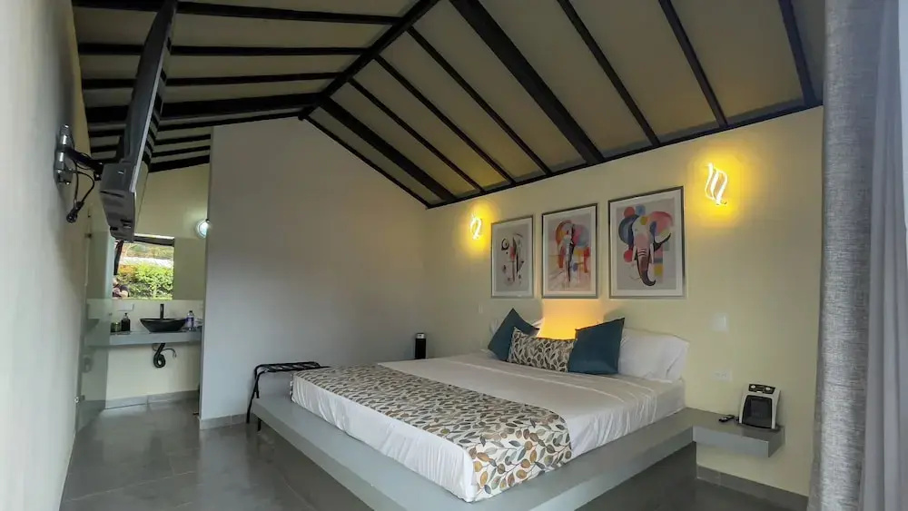 STAR CENTER HOTEL BOUTIQUE, CENTRO DE ENTRENAMIENTO DEPORTIVO Y CONVENIENCIAS a DOS pasos del Aeropuerto JMC El trayecto del aeropuerto al hotel esta incluido en la tarifa