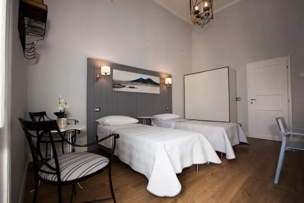 Largo Donnaregina Home