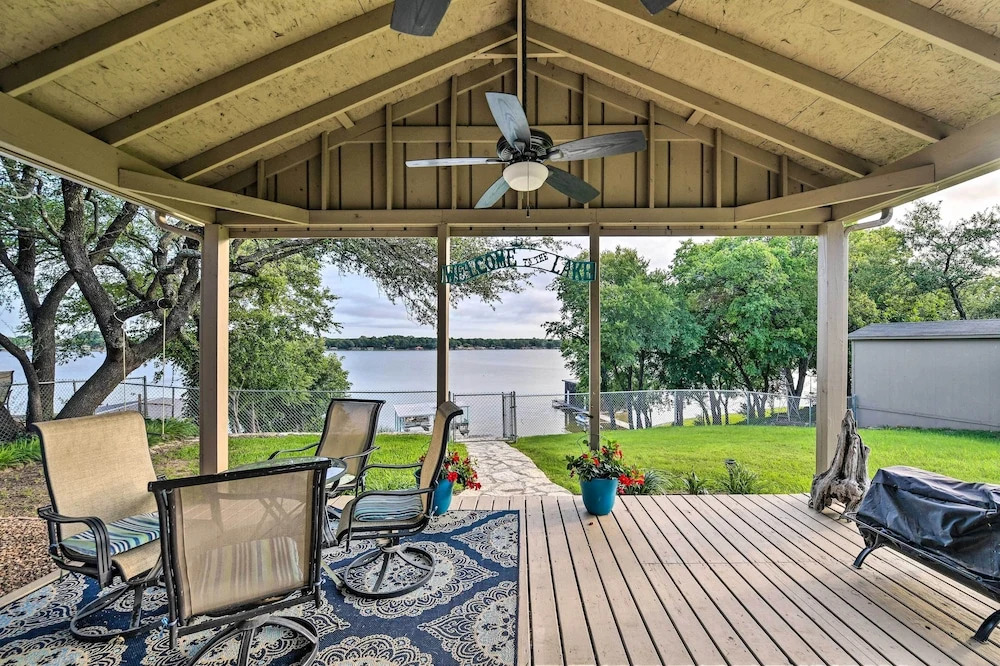 Lakefront Home < 3 Miles to Historic Granbury!