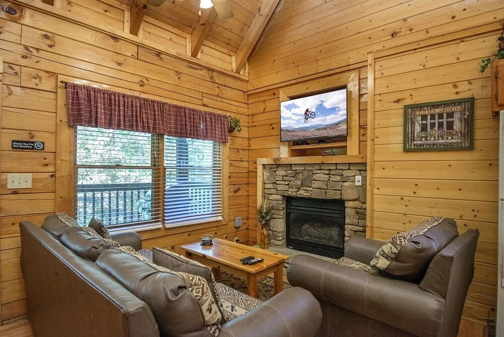 ER228 - Locker's Lodge Great Location - Close To Town! 1 Bedroom Cabin by RedAwning