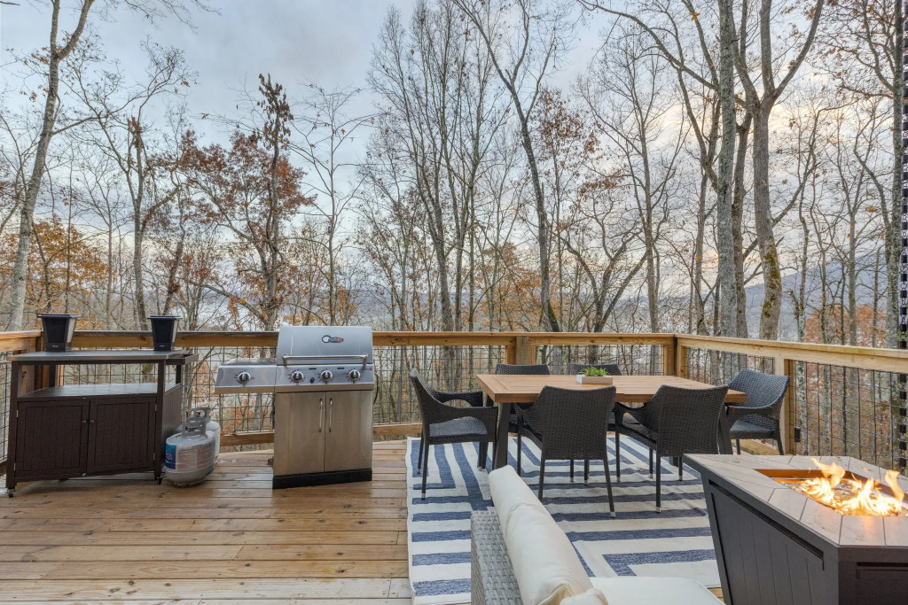 Dark Horse by Avantstay Secluded 5bdr w/ Hot Tub, Game Room, Deck Forest Views