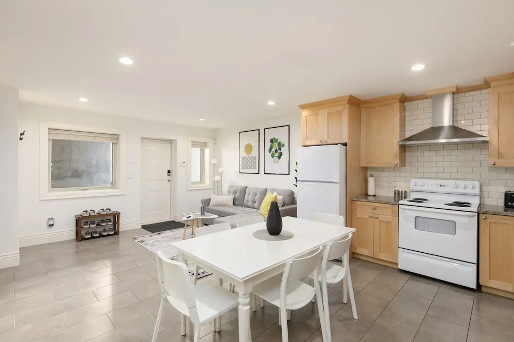 Cozy 2BR BSMT Suite Near Grouse Mt. and Edgemont.