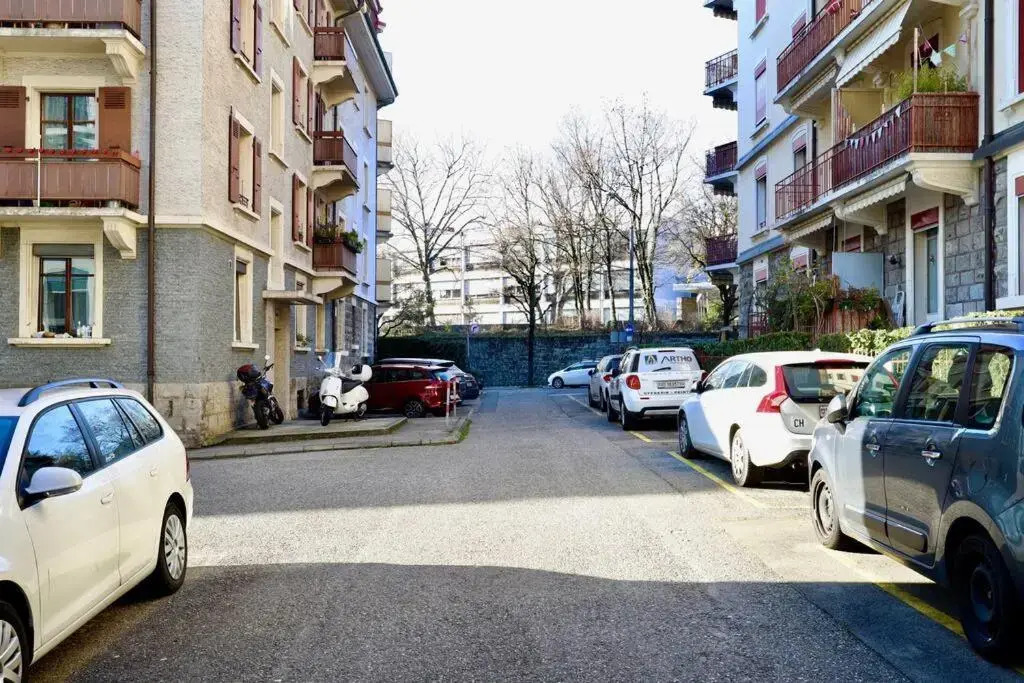 Comfortable, very well located between train station and lake!