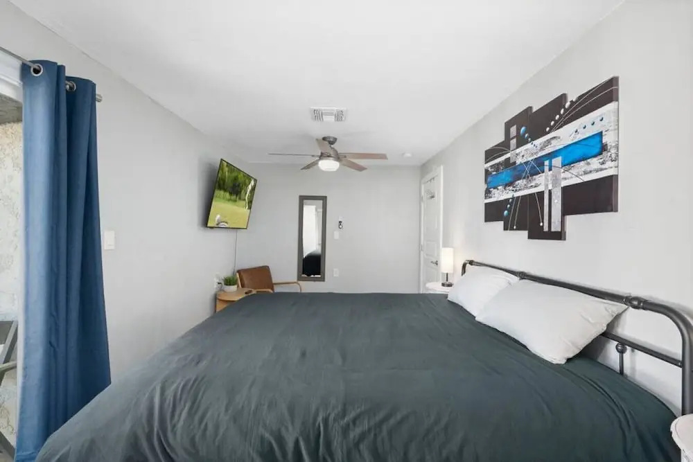 Centra Phoenix House Kingbed