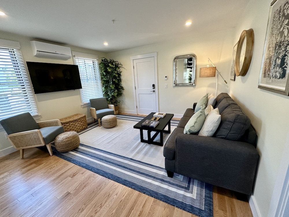 Downtown Newport Townhouse 2 Br/1.5 Bath/parking 2 Bedroom Apts