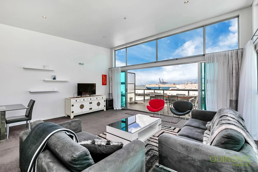 QV Spacious Waterfront with Carpark -962