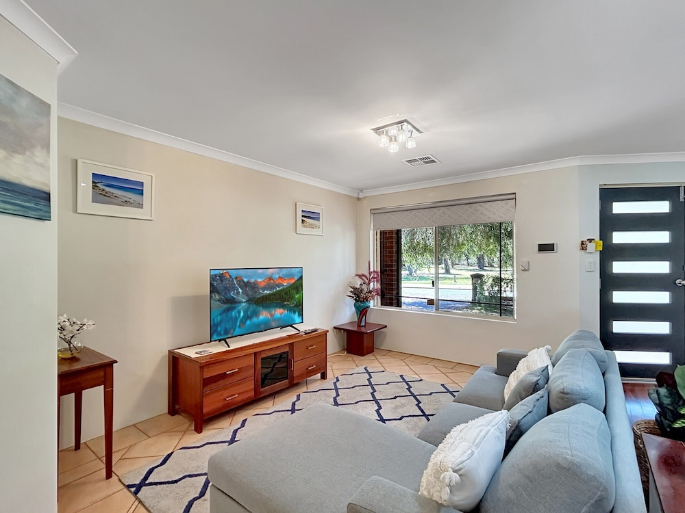 Spacious 5-bed House in Coastal Halls Head