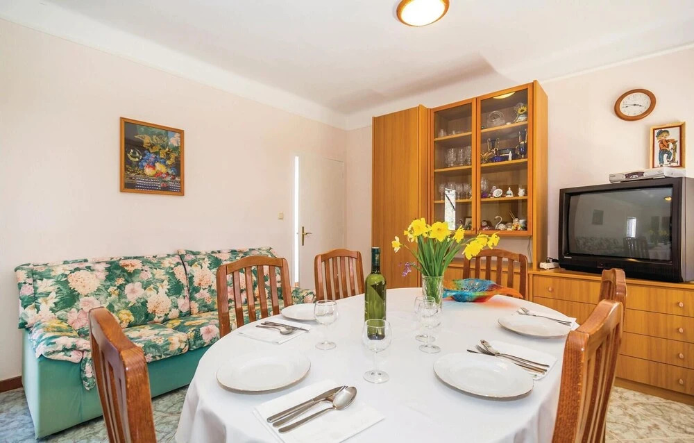 Beautiful Home in Icici With Wifi and 1 Bedrooms