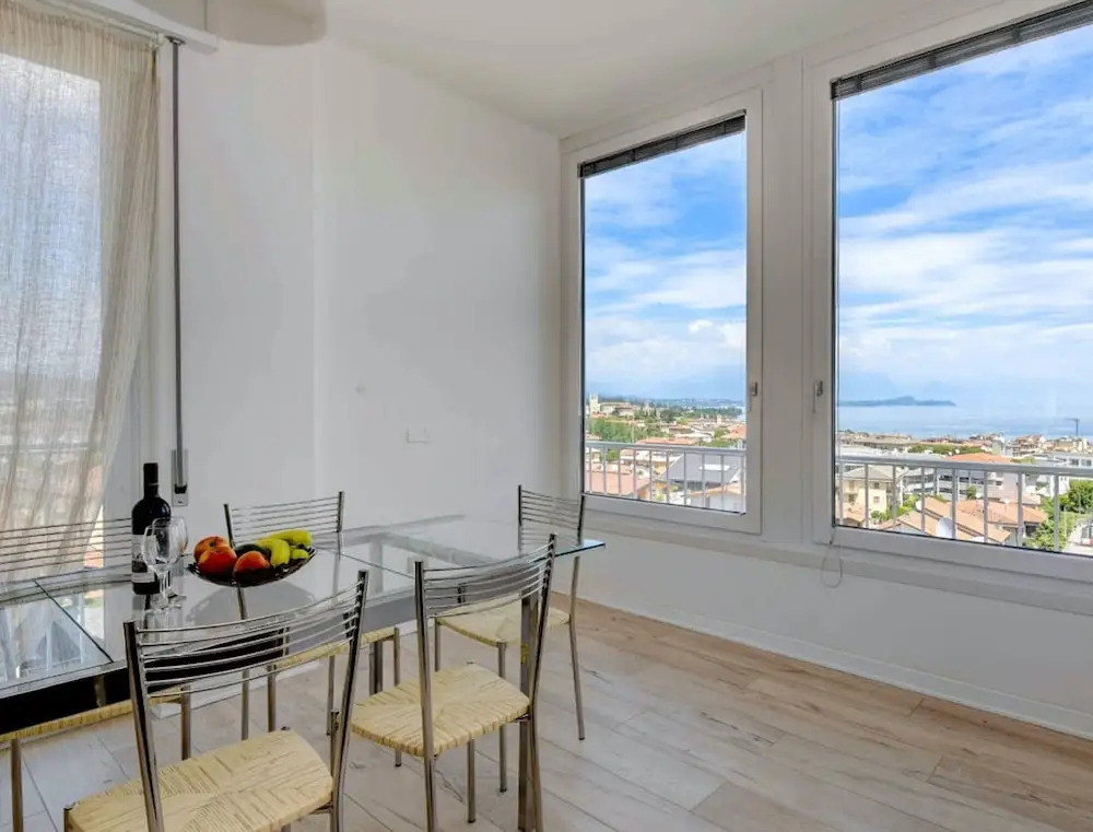 Immaculate 2-bed Apartment in Desenzano del Garda