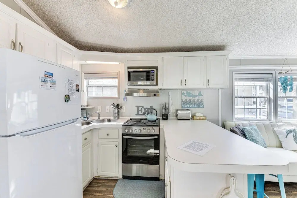Walk to Beach: Miramar Tropical Cabana w/ Deck!