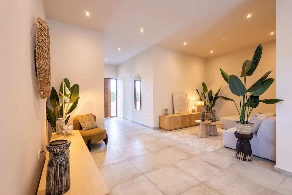 Chic 3BR Apartment Mambo Beach Area Stay