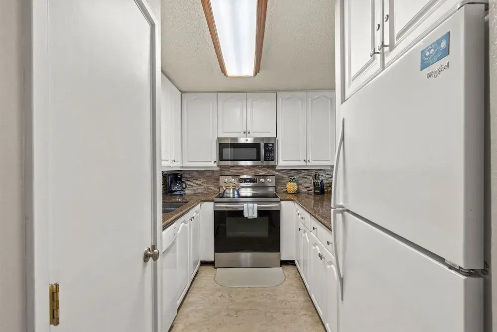 Kamaole Sands 7-406 - Courtyard and Ocean Views - Stunning Renovation - Split AC