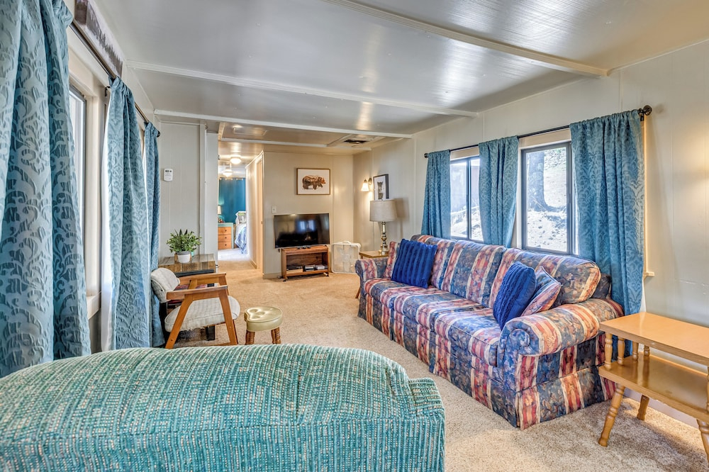 2 Mi to Midtown! All-season Base w/ Hot Tub Access