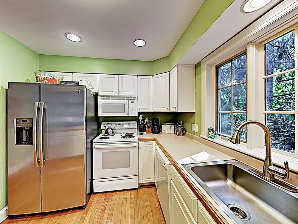 New Listing! Spacious Victorian - Walk To Beach 3 Bedroom Home