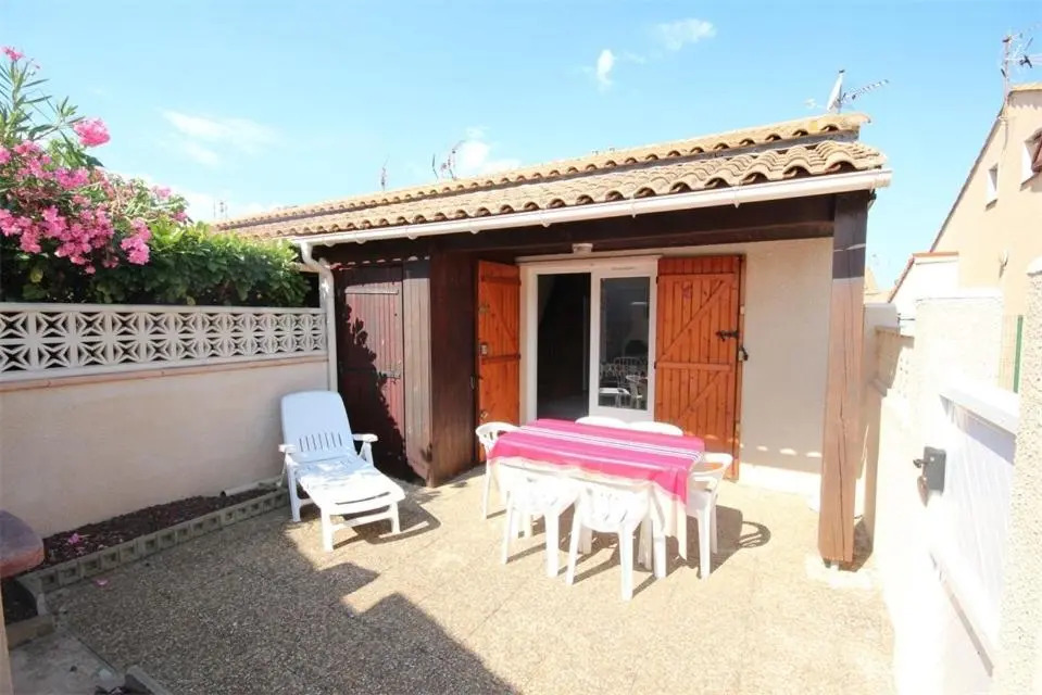 villa 5 couchages terrasse ombragée parking dans résidence sécurisée avec piscine commune à 400m de la mer LRJP65